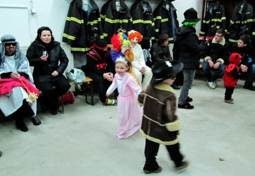 V plesu se maske predstavijo.